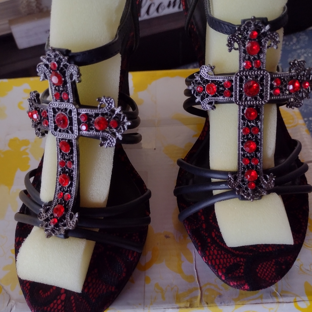 Yellow box wedges size 7